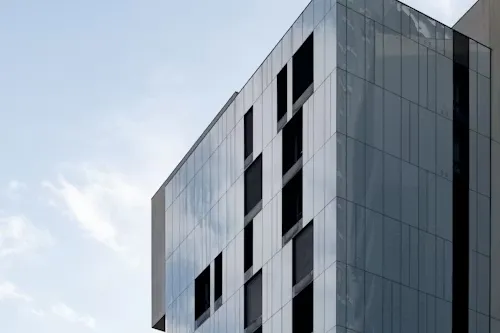 High-performance structural glazing system for office buildings