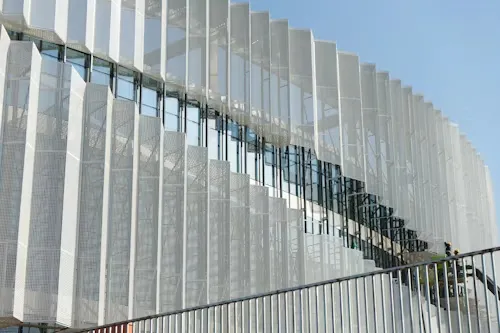 Curtain wall glazing installation for commercial high-rises